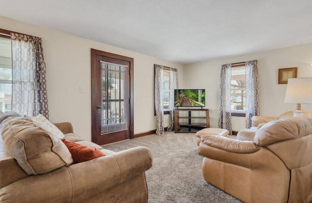 Raber House · Sleep up to 9 on Main Street - Raber House