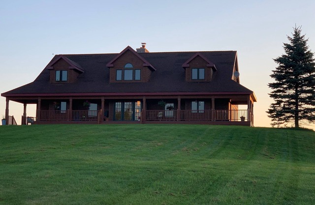 Racer’s Getaway - Rural, Upscale, Unique Home 8 minutes from Road America