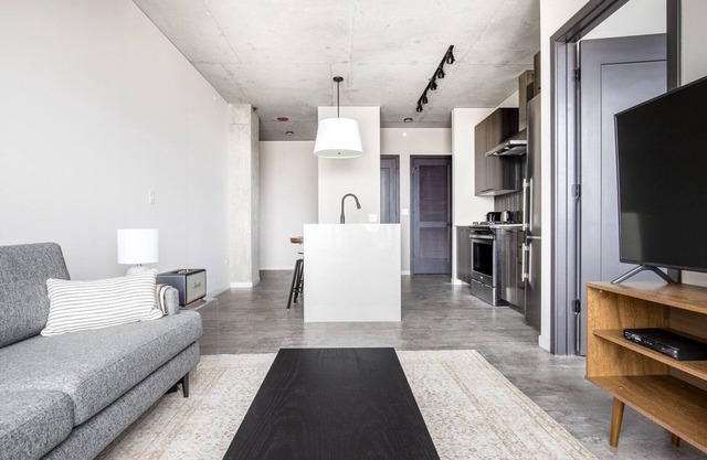 Rad West Loop 1BR w/Pool, Gym, nr. Restaurant Row, by Blueground