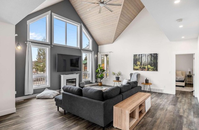 Radiant Retreat -Spacious Home - Heart of Radium!