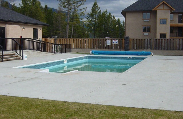 RADIUM HOT SPRINGS - INCREDIBLE MOUNTAIN SCENERY AND WILDLIFE