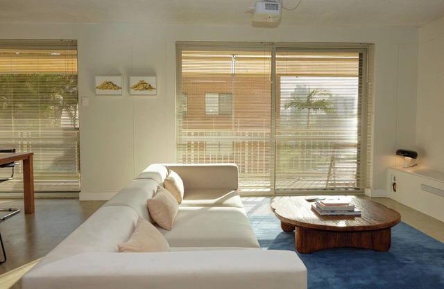 Rainbow Bay Ocean View Retreat: Serene 2 bedroom Art apartment.