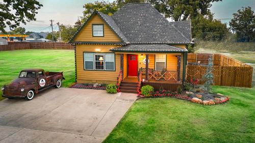 Ralphie's House Chickasha - Sleeps 10 - Hi Speed WIFI - Brand New!
