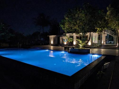 Rambaug Farm- Massive Pool, Lawns & More!