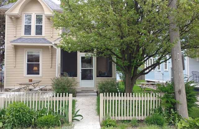 RARE FIND! Guest House in downtown Village of Put-in-Bay!