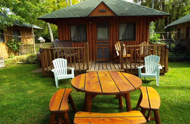 Rare find-Waterfront Lake Leelanau Cabin at Au She Gun with weekend stays!