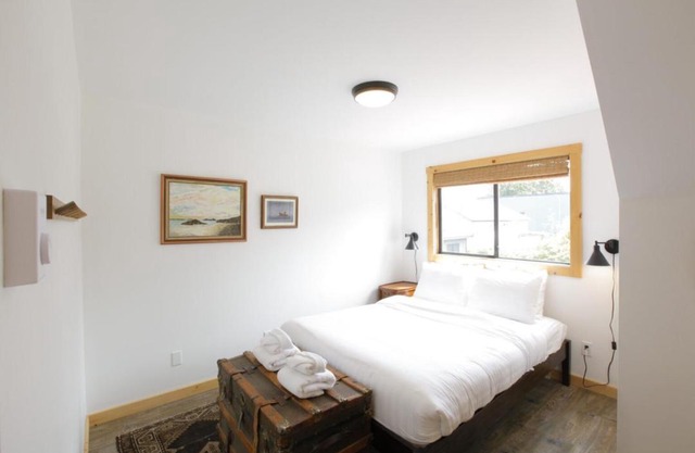 Raven Lady #202- Ucluelet, Sleeps 4, Pet Friendly