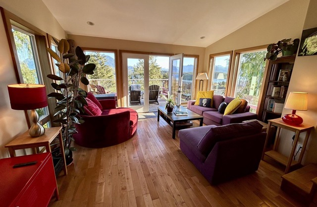 Raven's Treehouse-D.T, Tonquin, Mountain/Ocean View