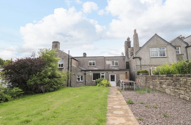 RAVENS HEUGH, pet friendly, character holiday cottage in Rothbury