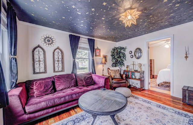 Ravens Hollow- Enchanting 2-bedroom condo Near Downtown Salem