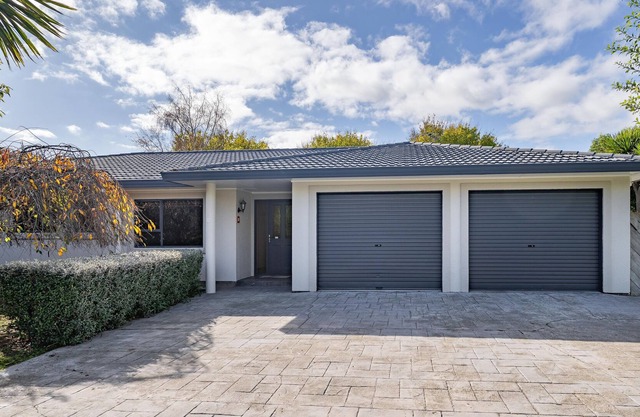 Ray's Retreat | Large Private Fenced Garden | Patio | Sleeps 9 | SKY | Wi-fi