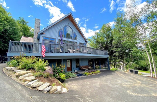 RE53 Beautiful Bretton Woods slopeside home, amazing views! AC, Hot Tub, Pool Table, Dog Friendly!