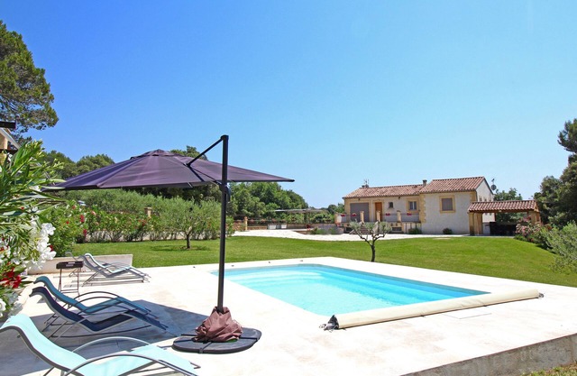 Recent villa 3 bedrooms, quiet village charm, pool near Aix and Luberon