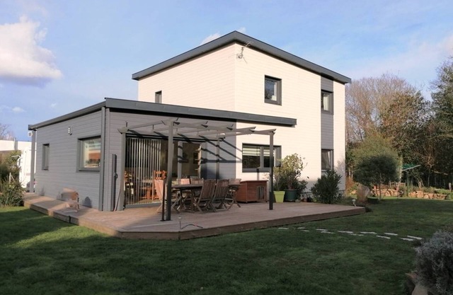 Recent wooden villa with garden, WIFI 800m from the center of TREBEURDEN