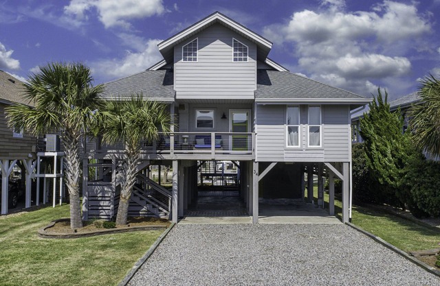 Recently Renovated Canal Home in OIB bring your boat or just float !