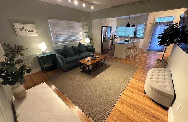 Recently Renovated 2 Bed 1 Bath (Dog Friendly) Apartment in the Broadway Neighborhood