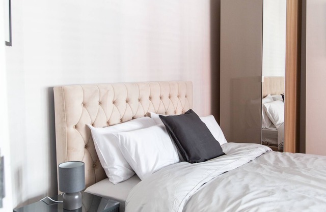 Recently renovated, opulent town centre 5-bed house with driveway for 2 cars