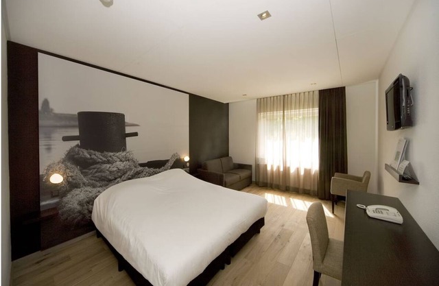 Recharge in Comfortable Room Near Kijkduin Beach and Jan van Renesseweg Beach