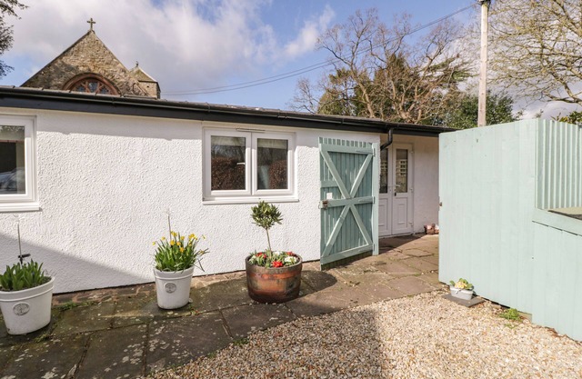 RECTORY COTTAGE, pet friendly, with a garden in Abergavenny