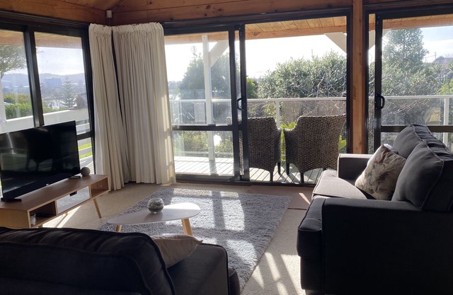 Red Beach seaviews, close to beach. Pet friendly.