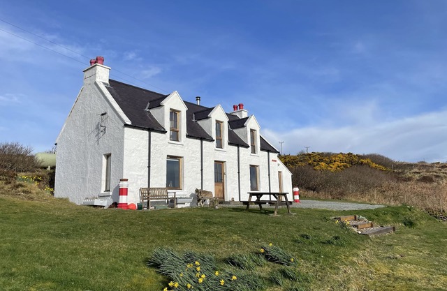 RED CHIMNEYS COTTAGE, family friendly, with open fire in Dunvegan