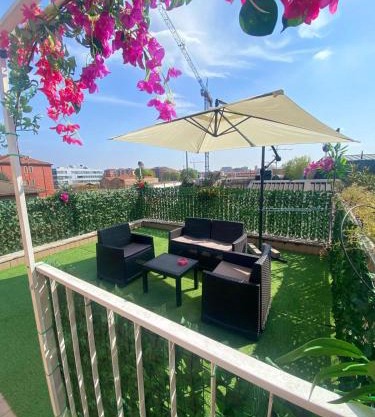 RED HOUSE - BEAUTIFUL APARTMENT - METRO m1