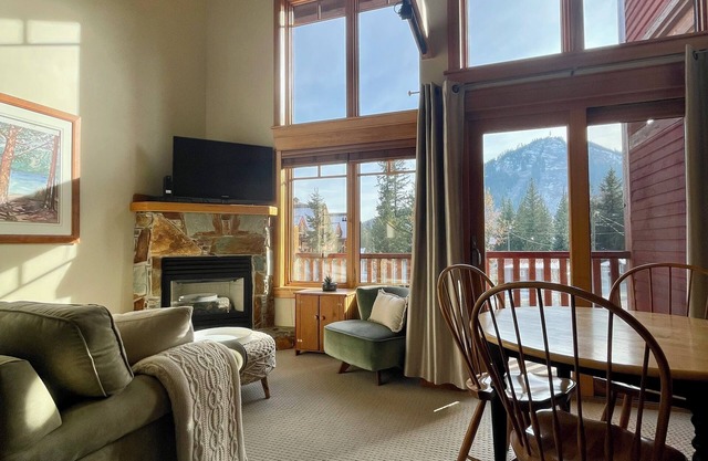 Red Mtn views, Ski/bike in, 2 bed, 2 bath condo. Fireplace!