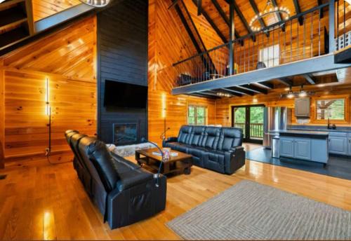 Red River Gorge Family Cabin with Hot Tub