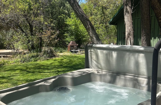 Red rock canyon views! Private. Everything you need. Artist touches abound