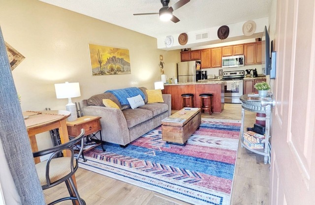 ~Red Rock Sanctuary w/Views~Pool~BBQ~Cozy~Clean~