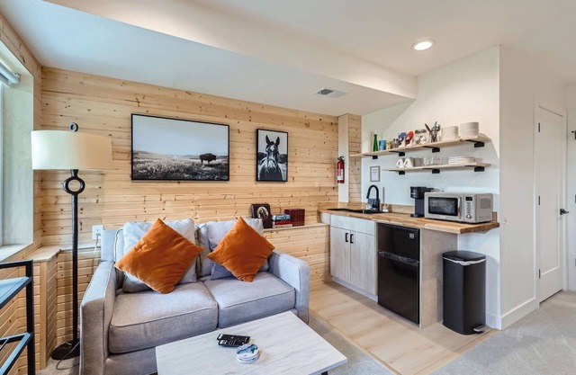 Red Rocks Base, 1BR Suite w Kitchenette