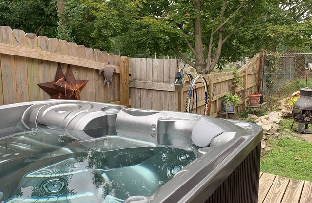 Red roof bungalow minutes from Keeneland race course bourbon trail. Hot tub