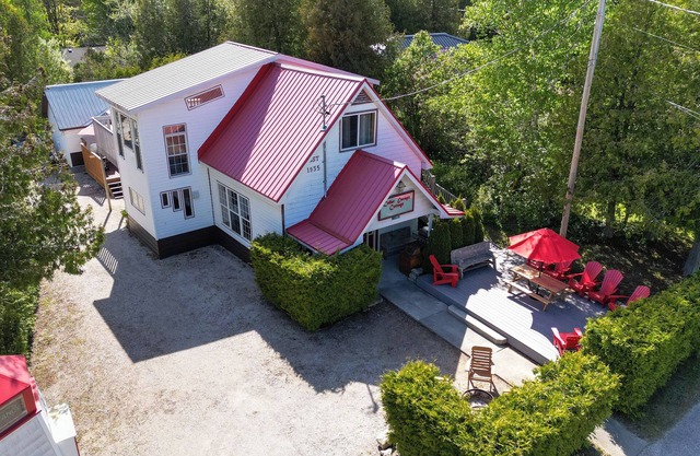 Red Roof Cottage-Sleeps 22 | 5 Mins to Downtown Tobermory!