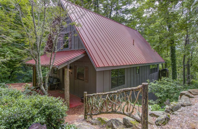Red Top Treehouse Cabin in Mirror Lake and minutes to downtown-Dog Friendly!