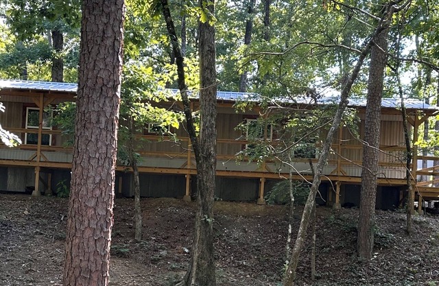 Redbud Roost-2 Bedroom Getaway