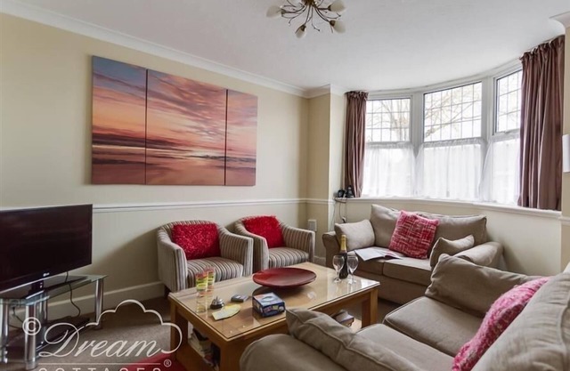 REDCLIFF VIEW LODGE, family friendly, with a garden in Weymouth