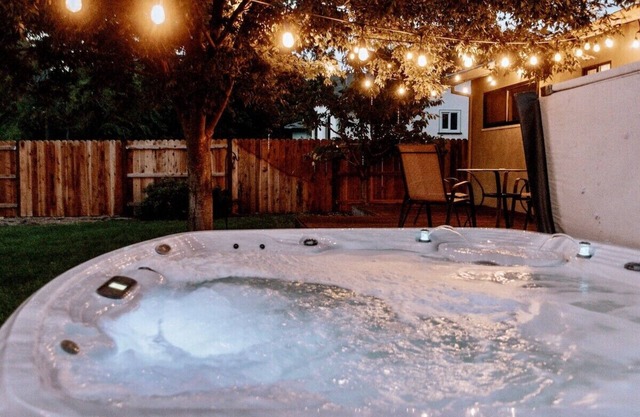 Redding's Cozy Retreat With Hot Tub - Minutes from downtown Redding and Bethel church.