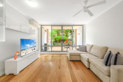 Redfern 2Br Near CBD Shopping Center with Pool & Gym