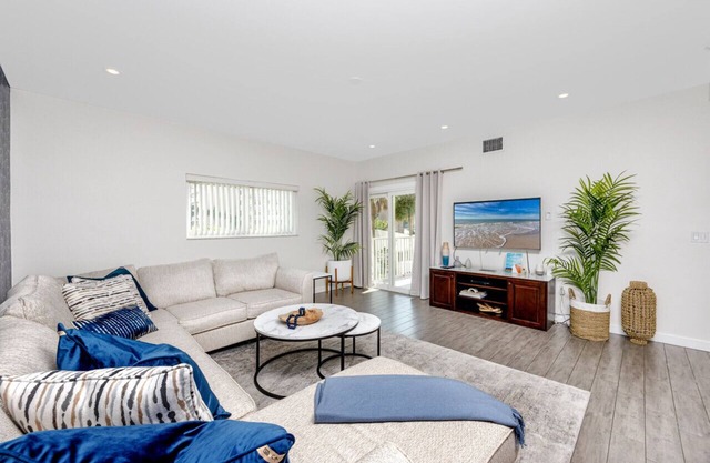 Redington Retreat - Gorgeous Beachside Condo