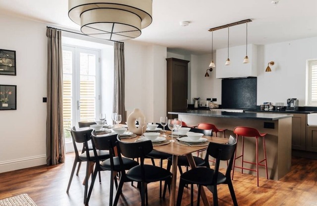 Redland Apartments - Sleeps 12