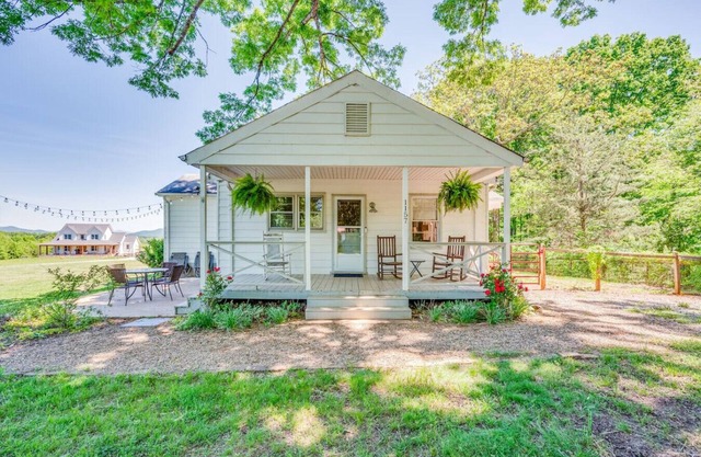 Redwing Farm Cottage, Mountain Views and Firepit!