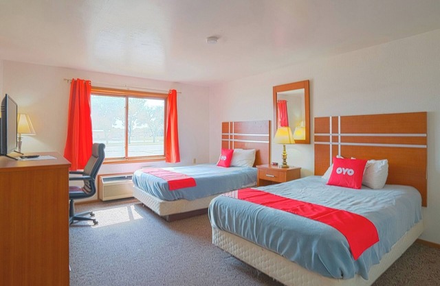 Redwood Falls Stay Near Ramsey Park with Full Beds & Pet-Friendly Amenities