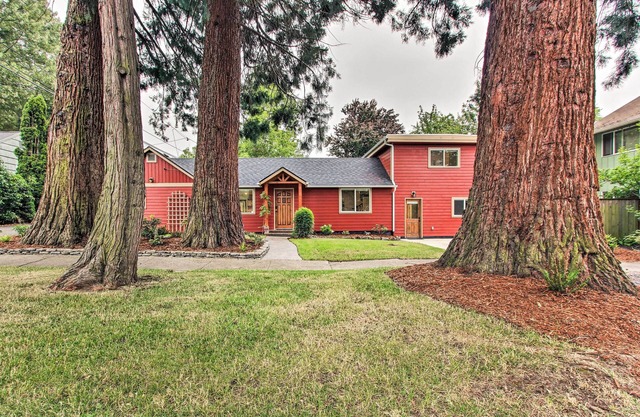 Redwood Home/Hot Tub/Near UofO and River Path.