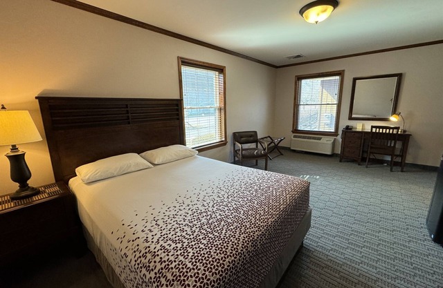 Redwood Inn & Suites Room #8 - impeccably clean motel between CDP & ASV