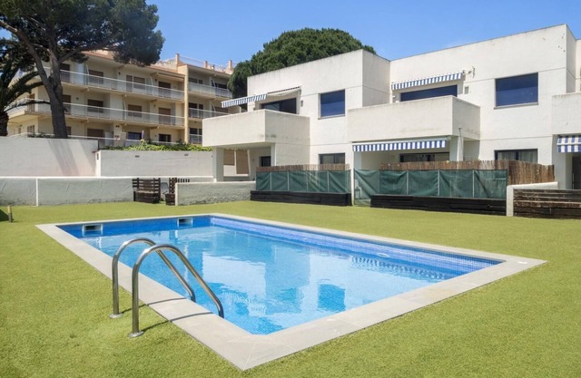 Ref. RIELLS MAR : pool and parking at only 100m of Riells beach.