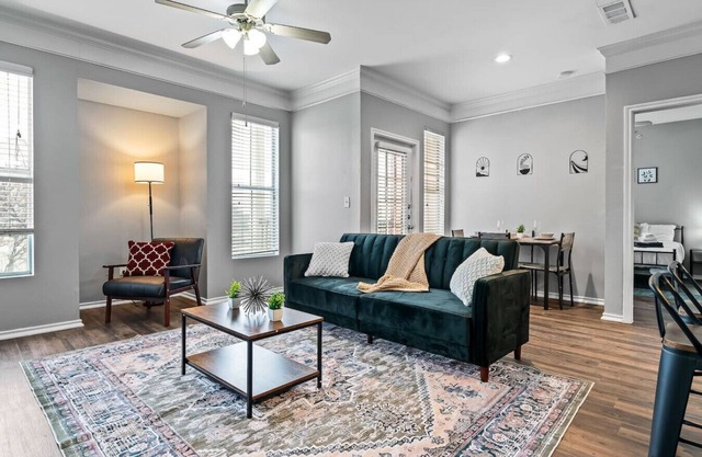 Refined 2BR 2BA Unit with Pool Access in Fort Worth
