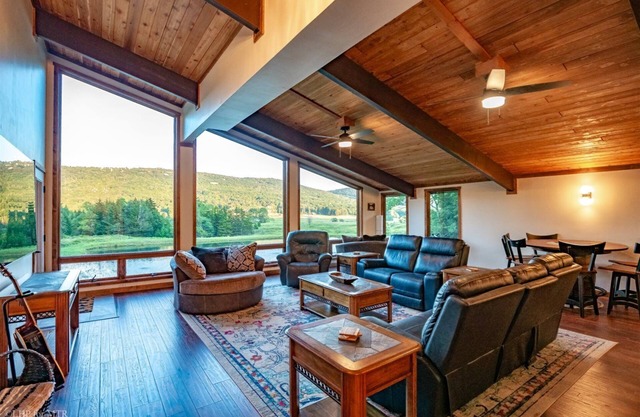 Reflections - 128 Lakeview Road