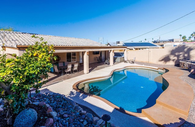 Regatta 4 bedrm POOL & Hot Tub home with Casita!