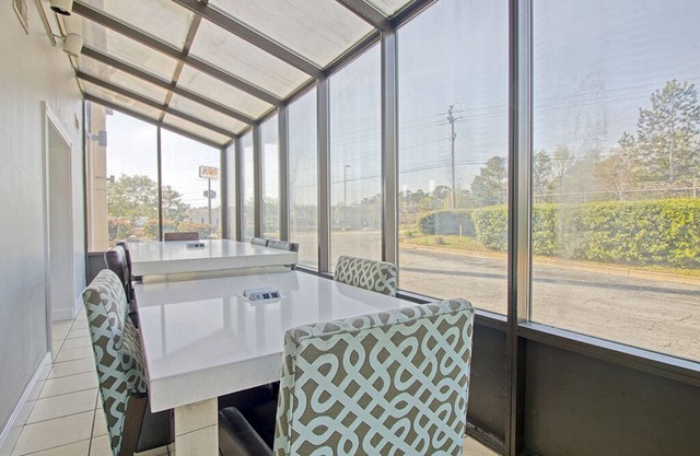 REGENCY INN & SUITES