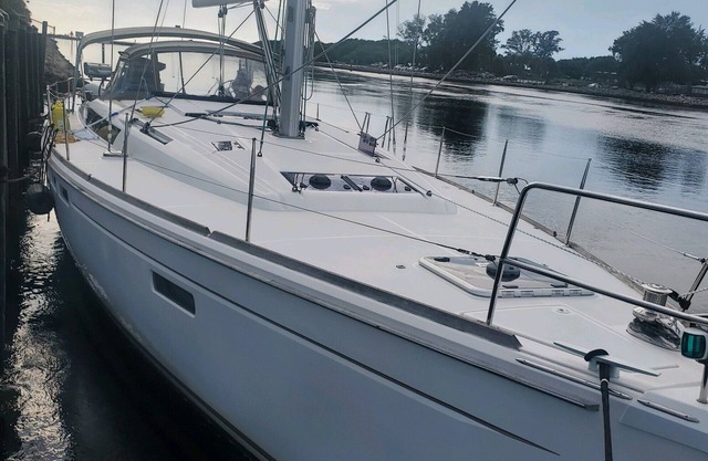 Relax and enjoy life’s simple pleasures! Come stay on a 52ft yacht